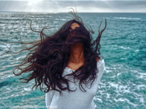 Home - Frau mit langen Haaren - am Meer